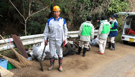 Cleaning of a mountain stream flowing into the city with the participation of the Company's employees In Hadano-shi