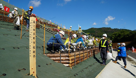 Scene of activities in the Tree-Planting Festival of Hadano-shi Around the Hadano Interchange on the Shin Tomei Expressway (Provided by Hadano-shi)z
